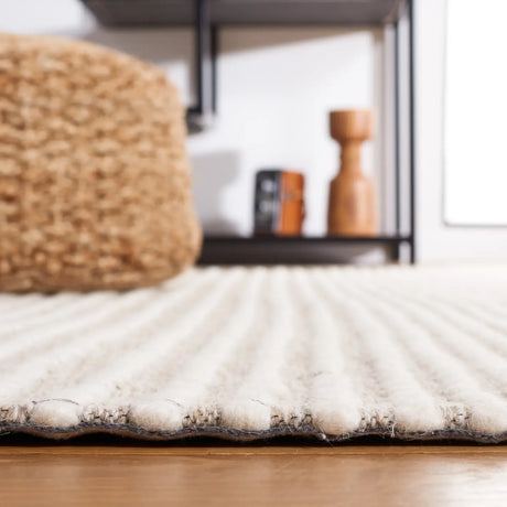 Safavieh Marbella 4'-0" x 6'-0" Rug in Ivory / Beige