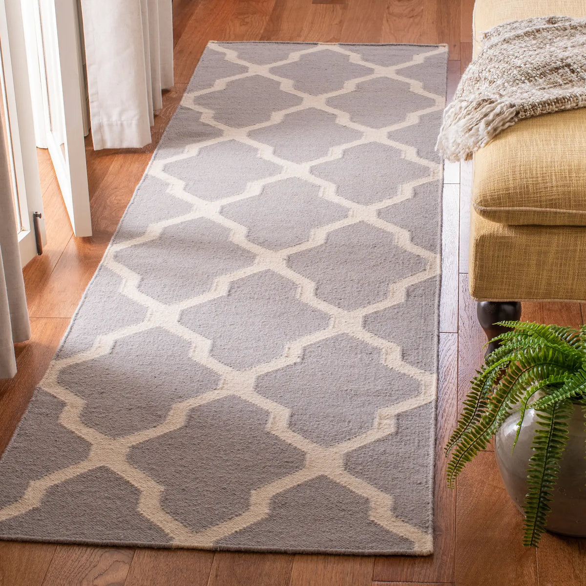 Safavieh Dhurries 2'-6" x 10'-0" Rug in Dark Grey / Ivory