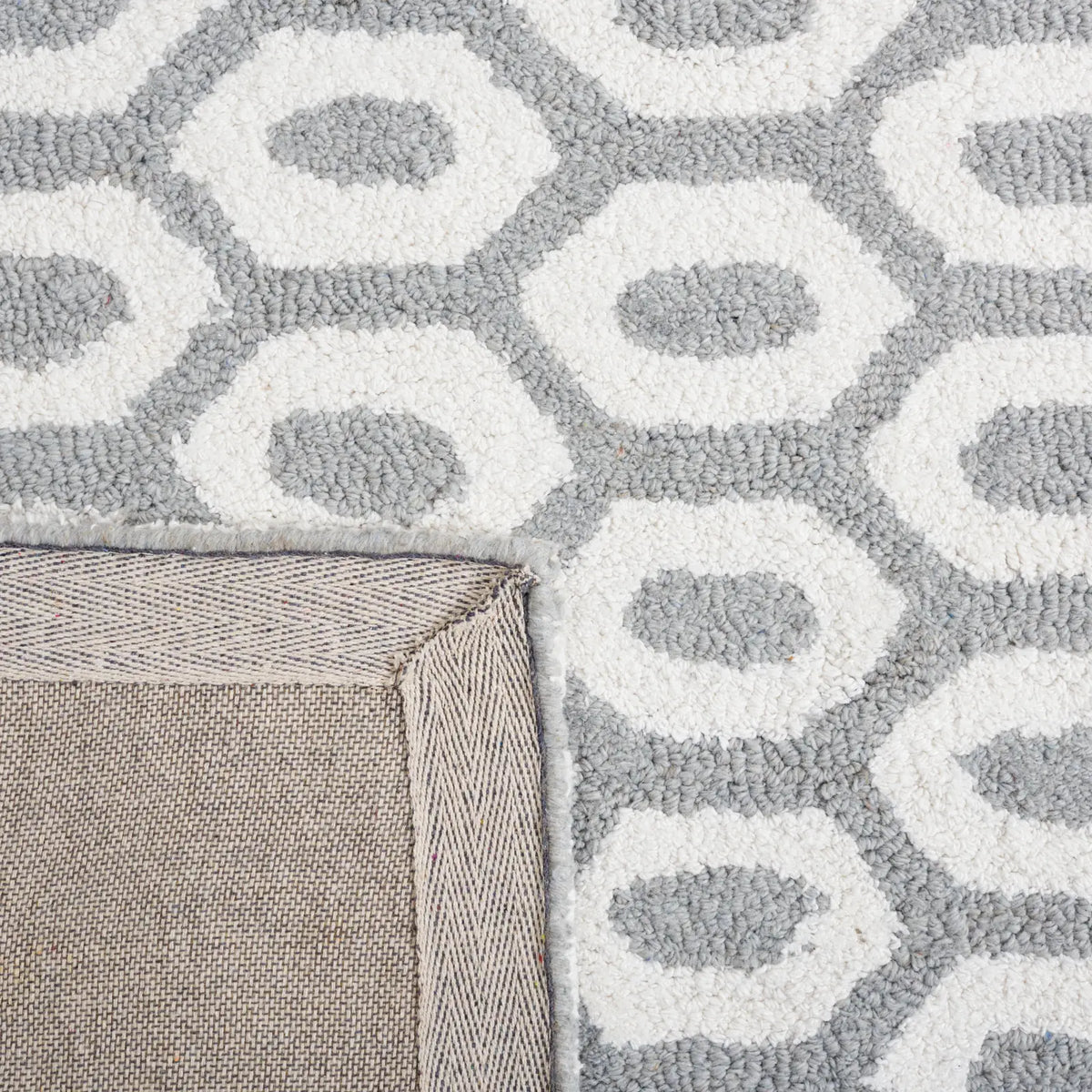 Safavieh Capri 4'-0" x 6'-0" Rug in Ivory / Grey