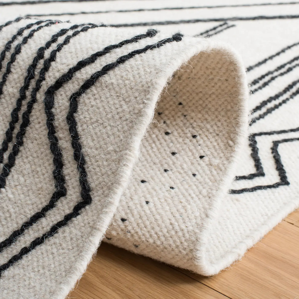 Safavieh Kilim 4'-0" x 6'-0" Rug in Ivory / Black