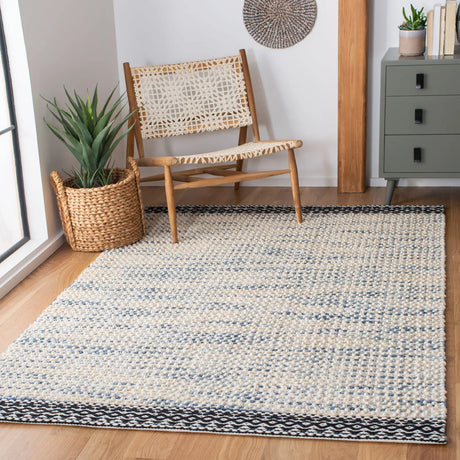 Safavieh Natura 4'-0" x 6'-0" Rug in Black / Ivory