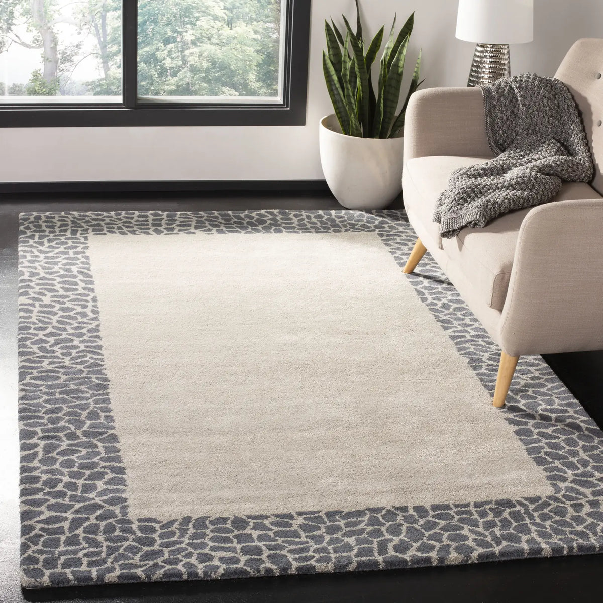 Safavieh Soho 3'-6" x 5'-6" Rug in Silver / Grey