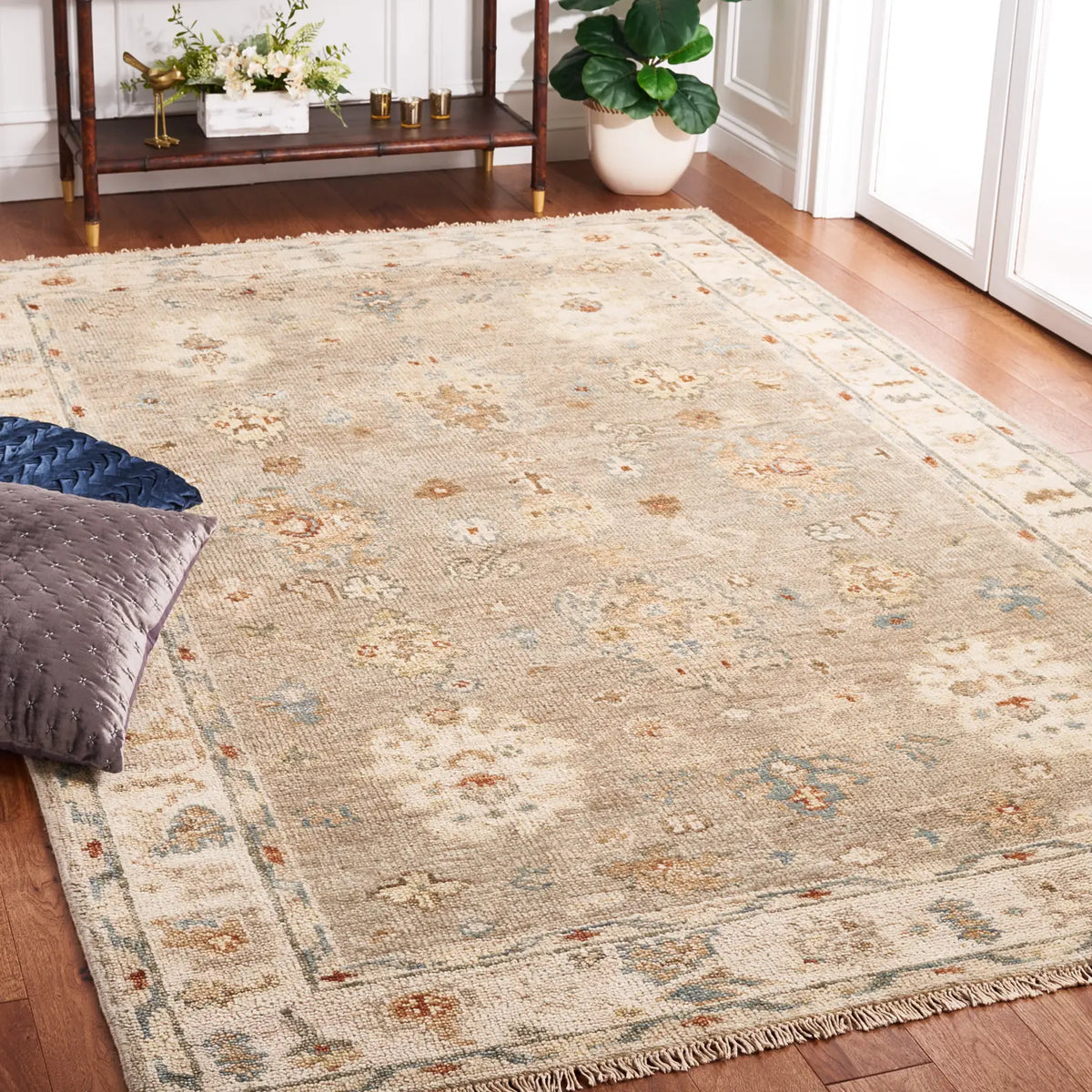 Safavieh Samarkand 6'-0" x 9'-0" Rug in Light Grey / Beige