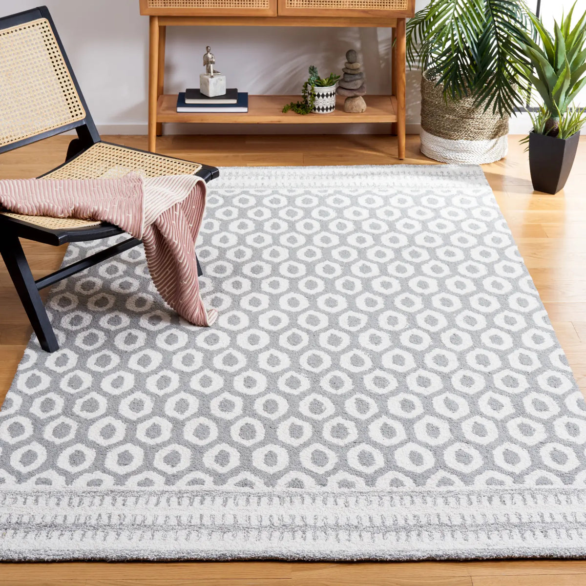 Safavieh Capri 4'-0" x 6'-0" Rug in Ivory / Grey