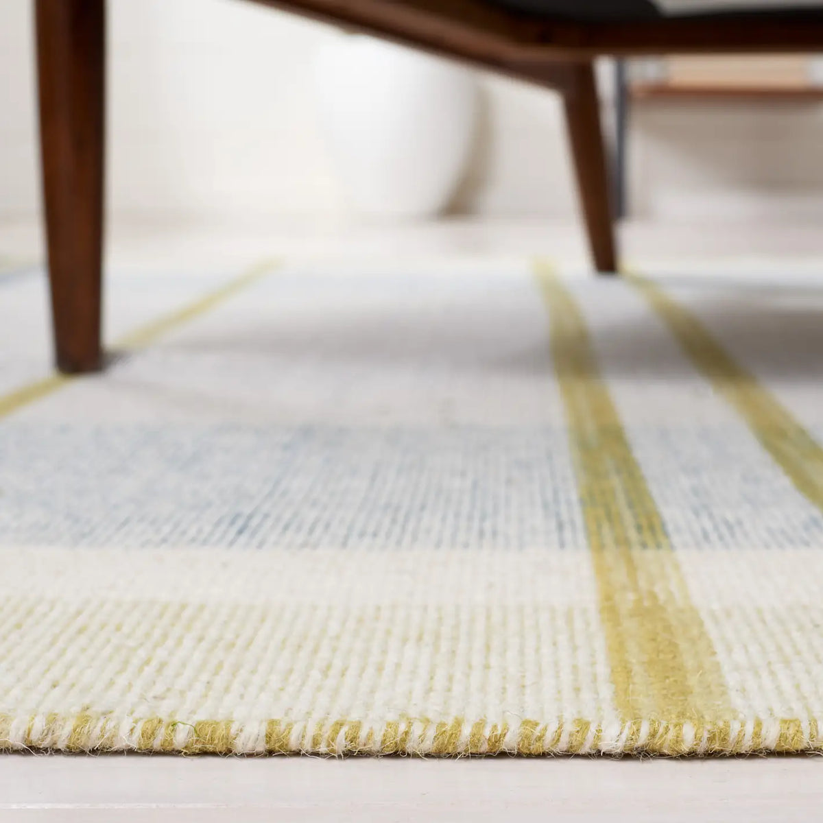 Safavieh Striped Kilim 4'-0" x 6'-0" Rug in Beige / Teal
