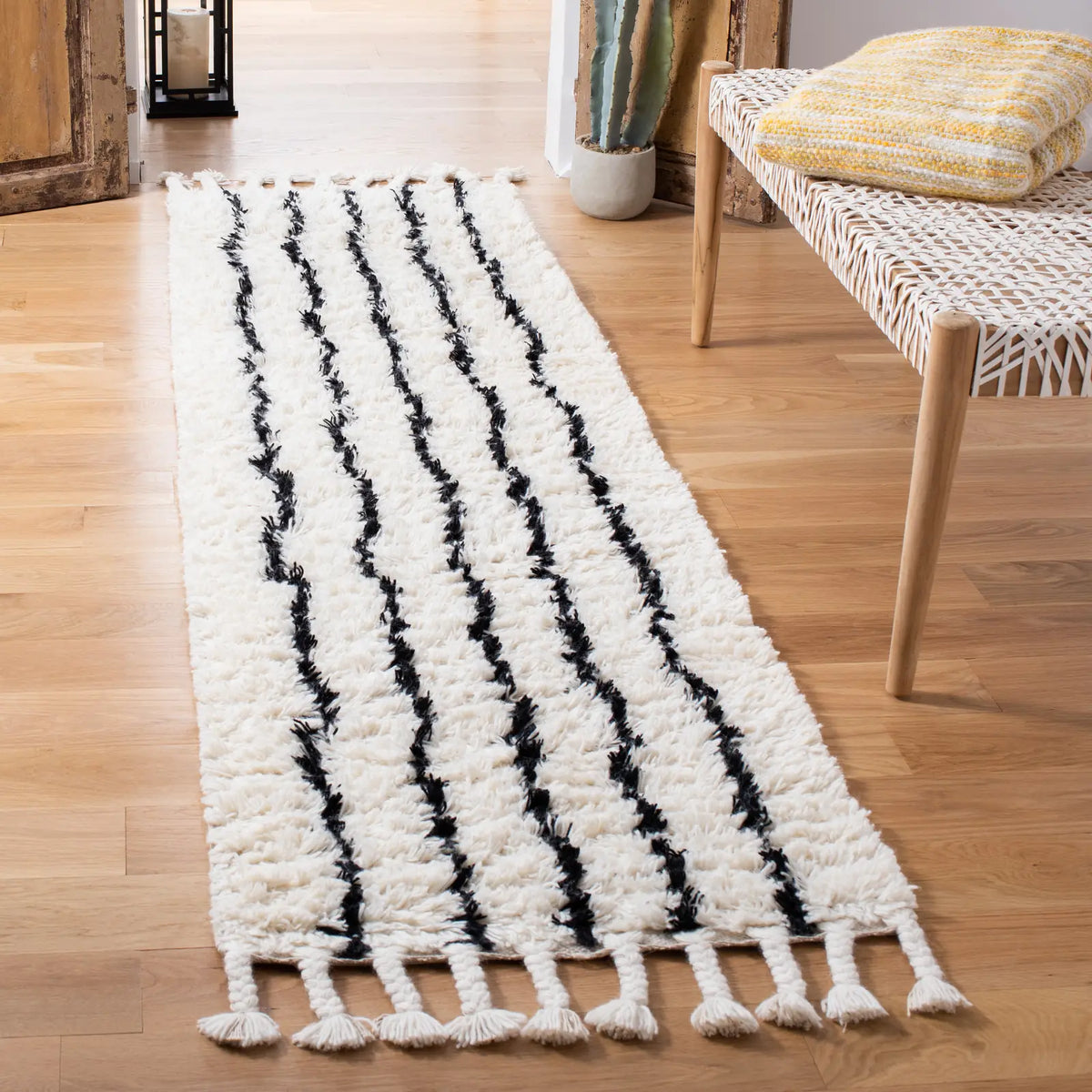 Safavieh Casablanca 2'-3" x 8'-0" Rug in Black / Ivory