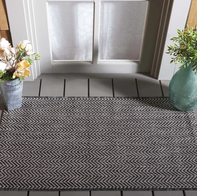 Safavieh Courtyard 2'-0" x 3'-7" Rug in Black / Beige