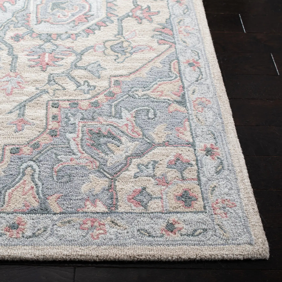 Safavieh Heritage 4'-0" x 6'-0" Rug in Beige / Blue