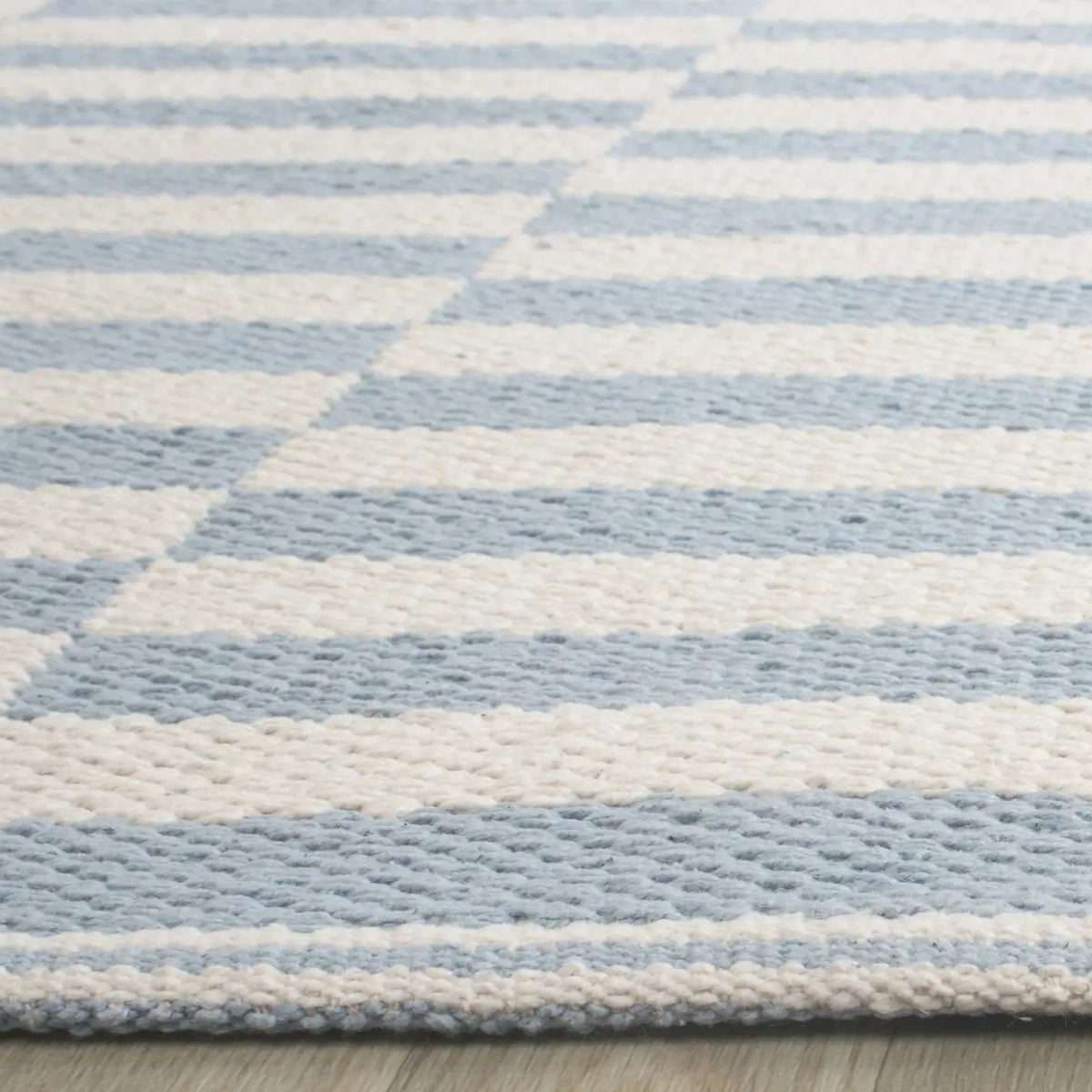 Safavieh Montauk 2'-3" x 11'-0" Rug in Ivory / Light Blue