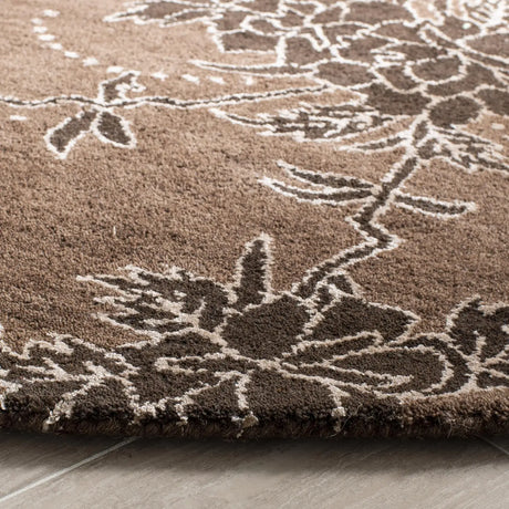 Safavieh Soho 5'-0" x 5'-0" Rug in Brown