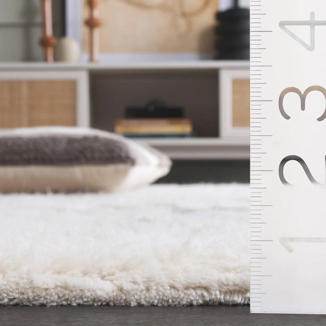 Safavieh Casablanca 4'-0" x 6'-0" Rug in Beige / Ivory