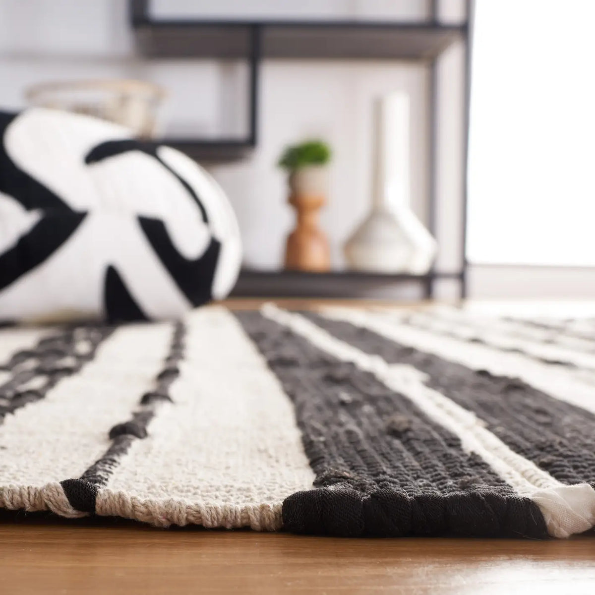 Safavieh Striped Kilim 4'-0" x 6'-0" Rug in Beige / Black