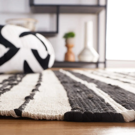 Safavieh Striped Kilim 4'-0" x 6'-0" Rug in Beige / Black
