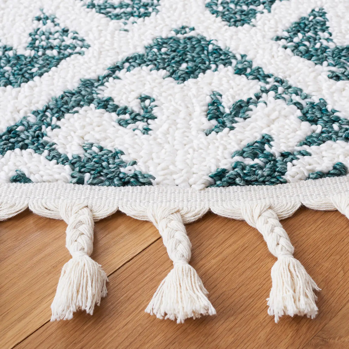 Safavieh Moroccan Tassel Shag 6'-7" x 6'-7" Rug in Green / Ivory