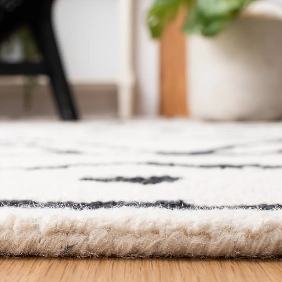 Safavieh Metro 5'-0" x 8'-0" Rug in Black / Ivory