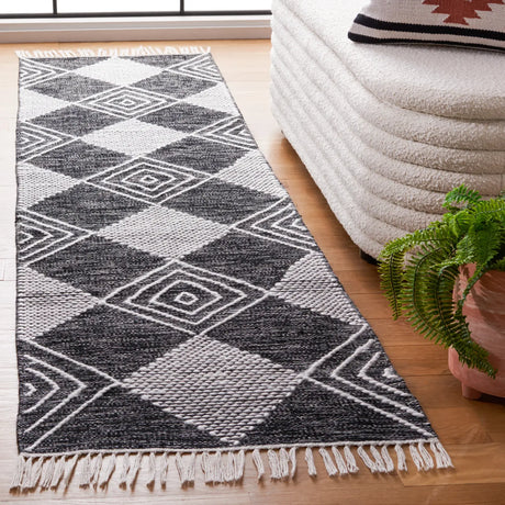 Safavieh Kilim 2'-3" x 9'-0" Rug in Black / Ivory