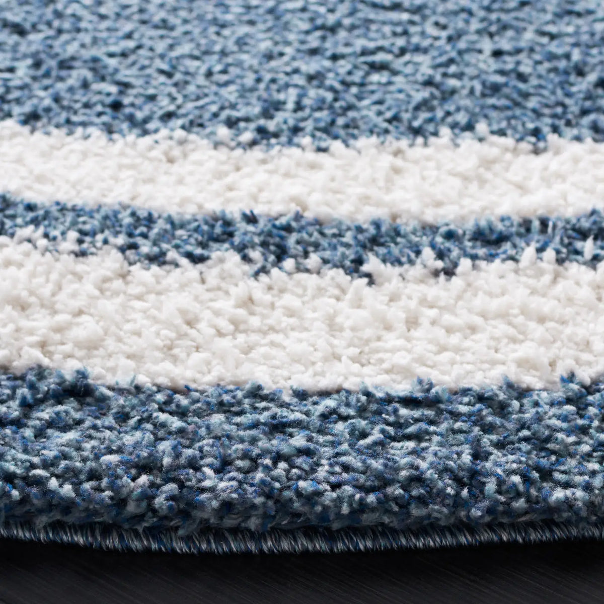 Safavieh Calico Shag 6'-7" x 6'-7" Rug in Blue / Ivory