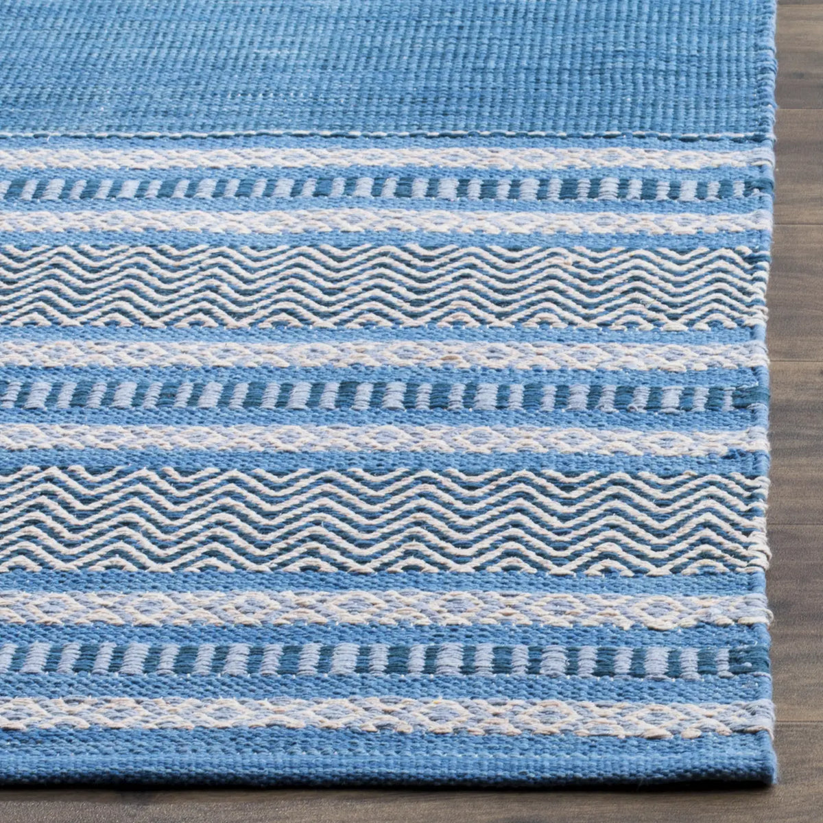 Safavieh Montauk 4'-0" x 6'-0" Rug in Blue / Grey