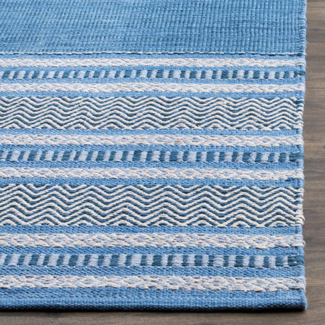 Safavieh Montauk 4'-0" x 6'-0" Rug in Blue / Grey