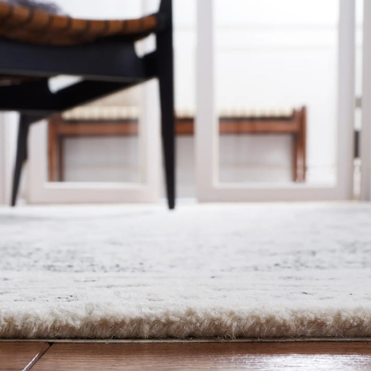 Safavieh Metro 4'-0" x 6'-0" Rug in Ivory / Black