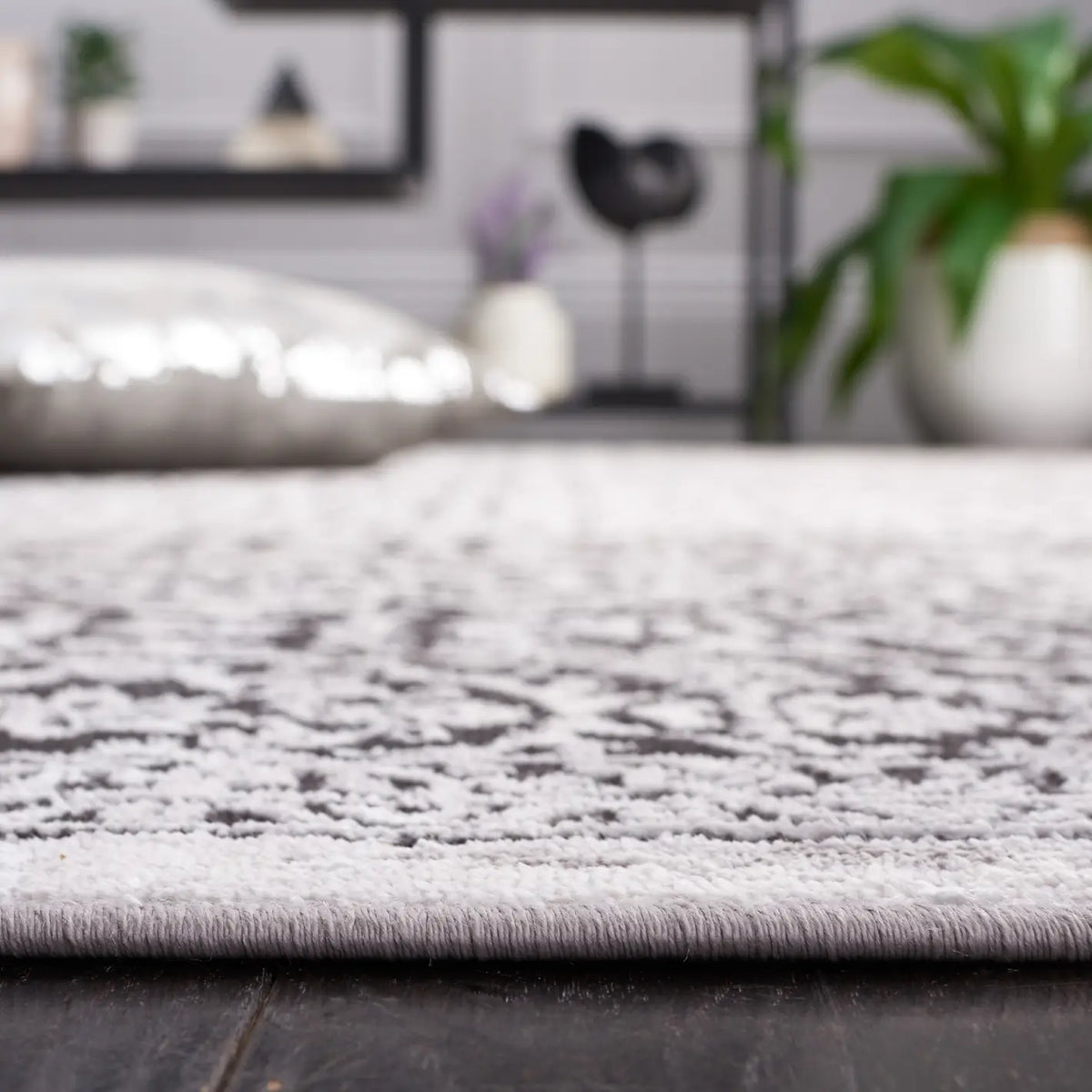 Safavieh Amelia 4'-5" x 6'-5" Rug in Charcoal / Ivory