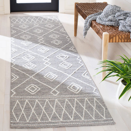 Safavieh Kilim 2'-3" x 9'-0" Rug in Grey / Ivory