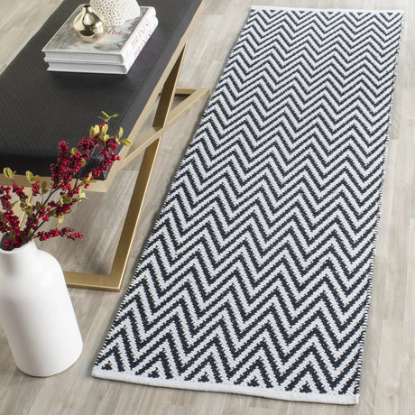 Safavieh Montauk 2'-3" x 7'-0" Rug in Black / Ivory