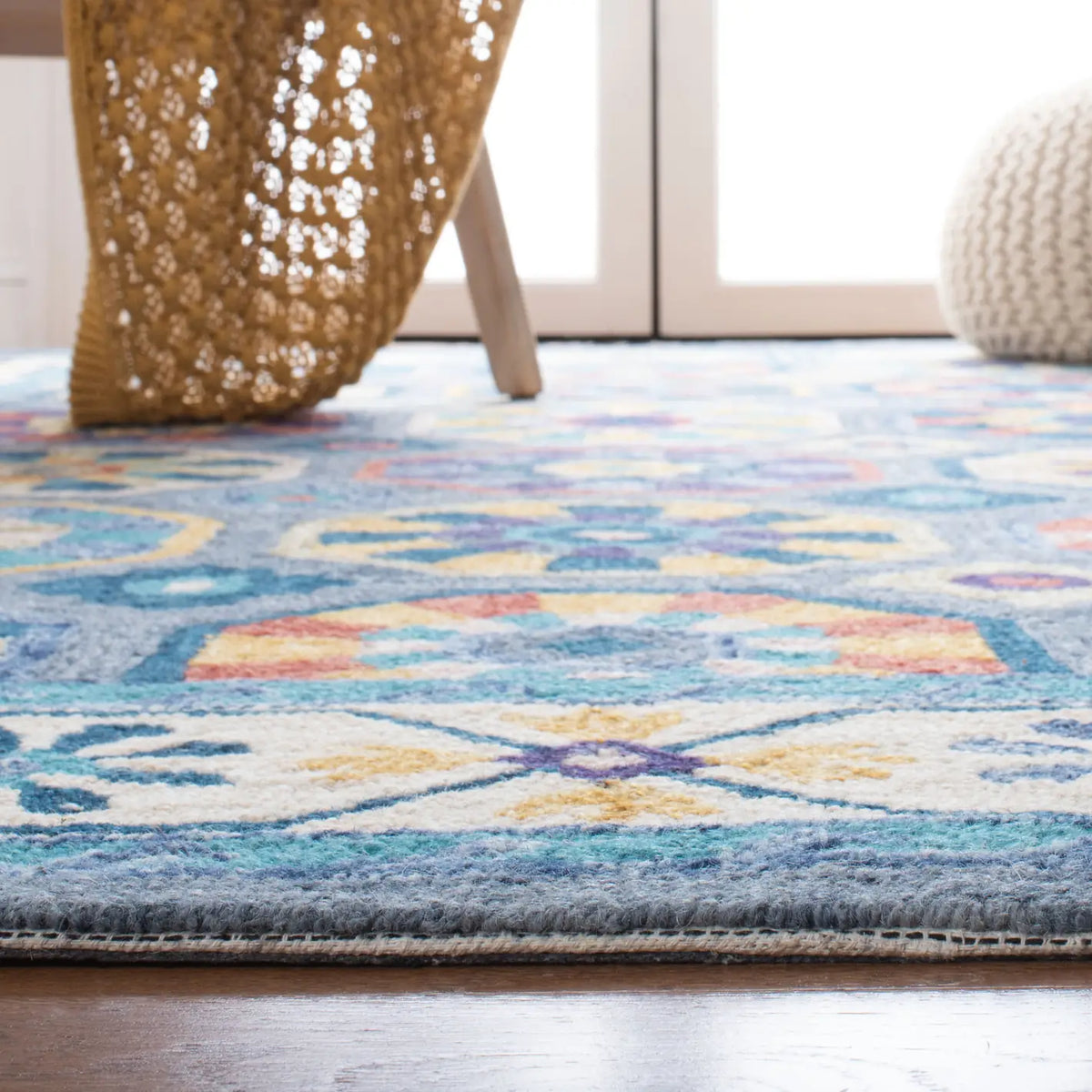 Safavieh Metro 4'-0" x 6'-0" Rug in Blue / Ivory