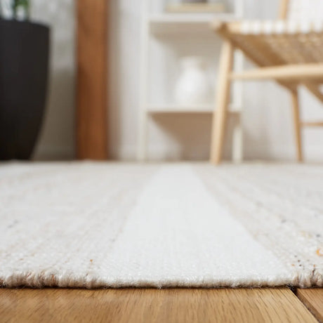 Safavieh Striped Kilim 4'-0" x 6'-0" Rug in Beige / Ivory