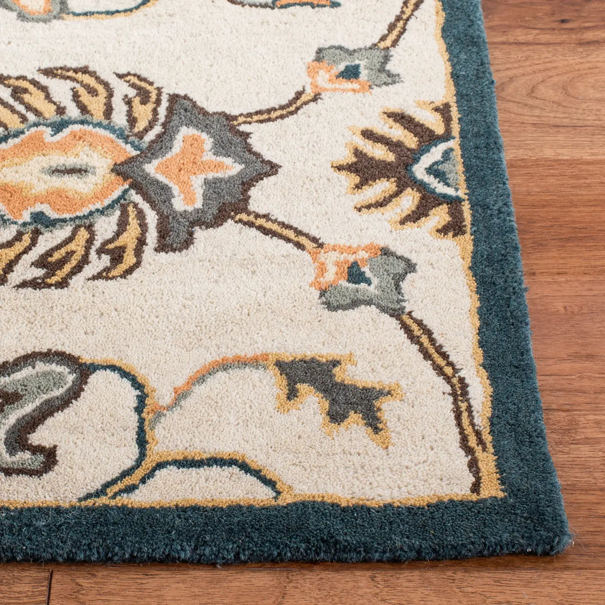 Safavieh Heritage 4'-0" x 6'-0" Rug in Beige / Ivory