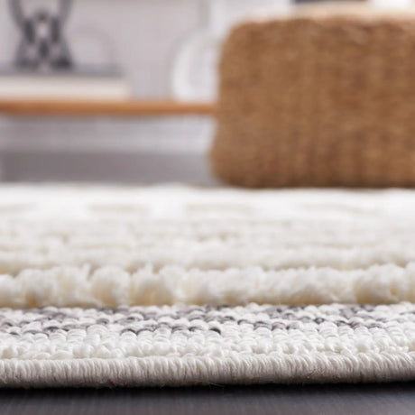 Safavieh Urban 4'-0" x 6'-0" Rug in Beige / Ivory