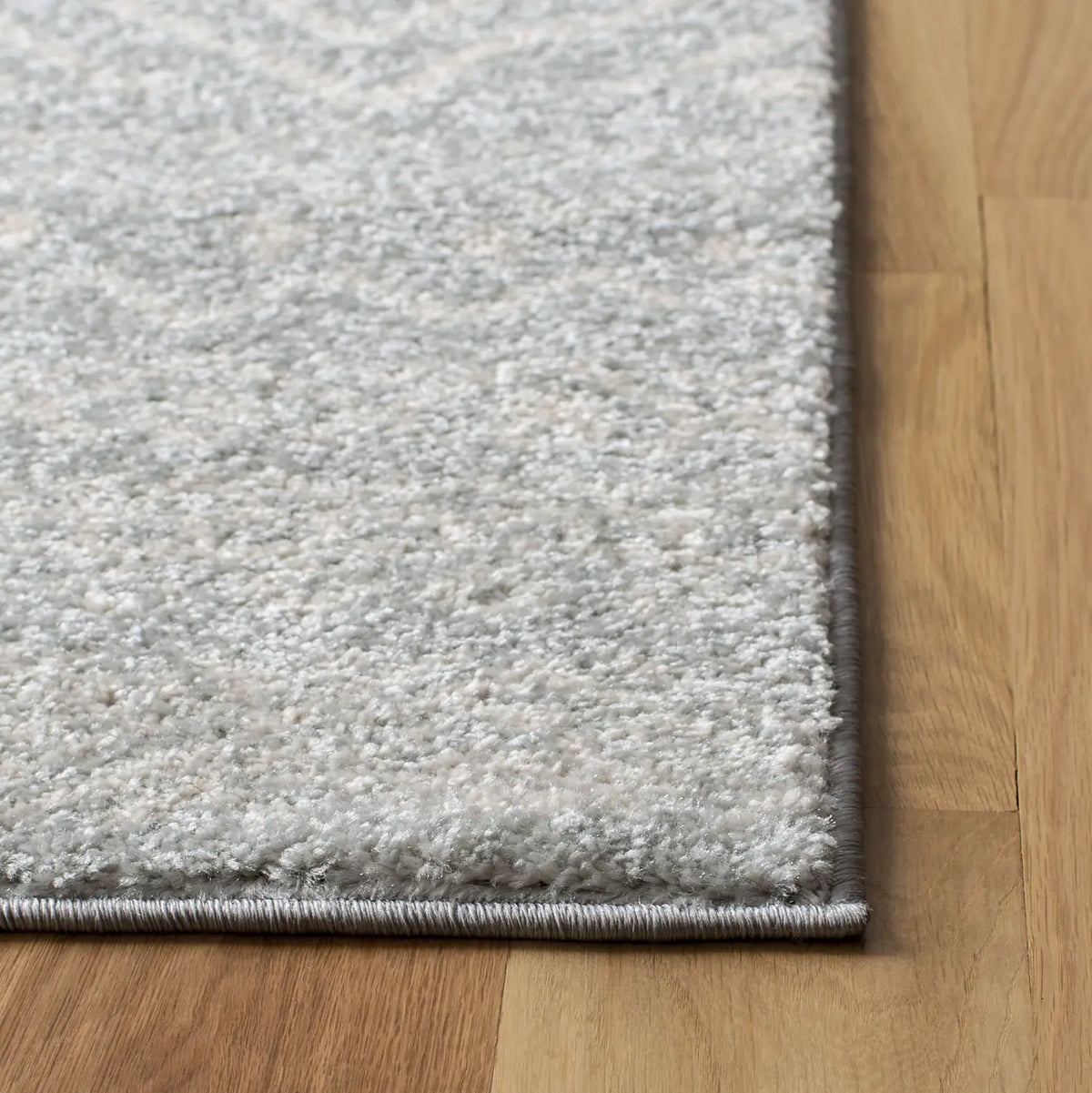 Safavieh Tulum 4'-0" x 6'-0" Rug in Light Grey / Ivory