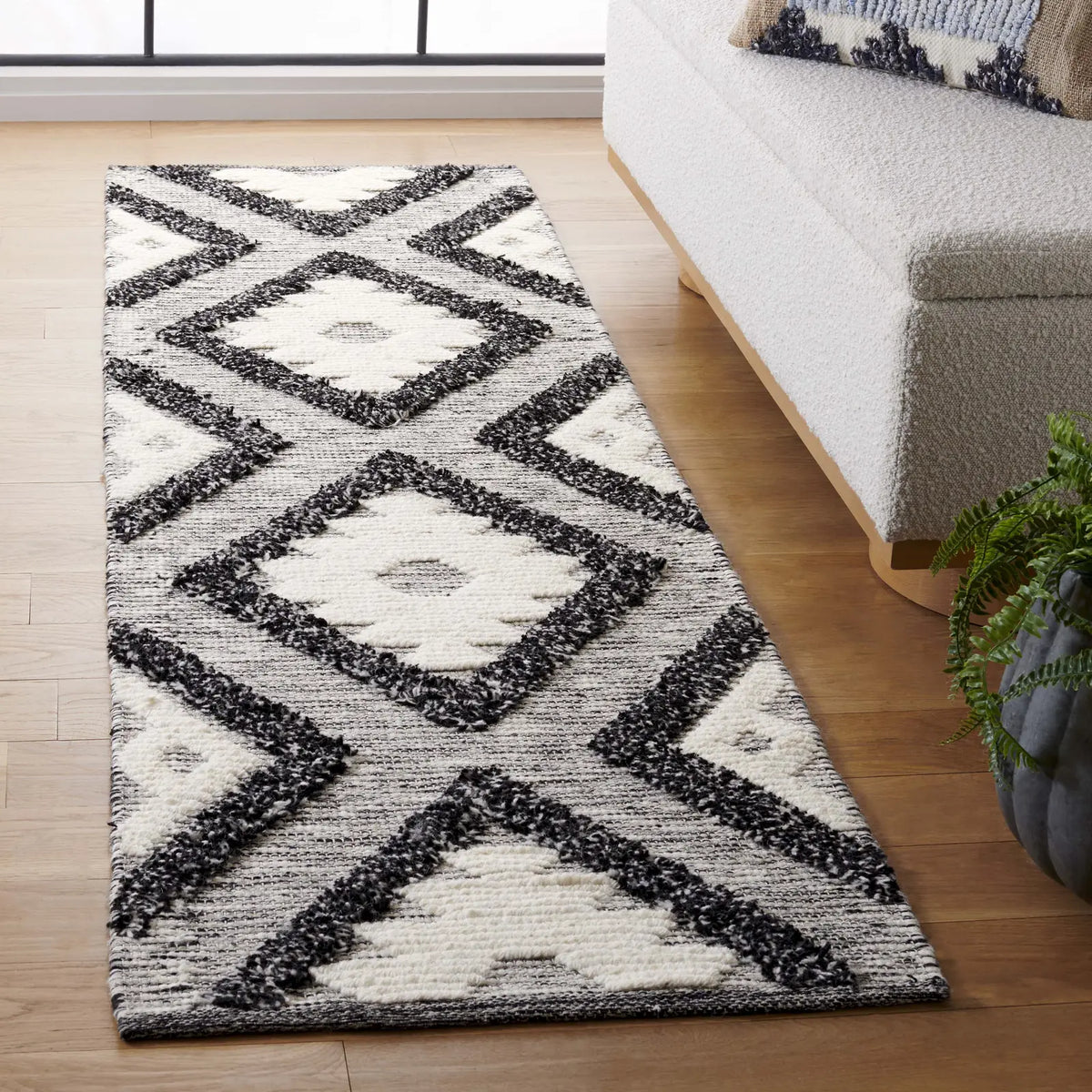 Safavieh Natura 2'-3" x 8'-0" Rug in Black / Ivory