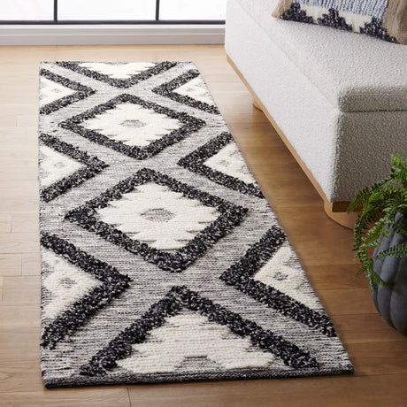 Safavieh Natura 2'-3" x 8'-0" Rug in Black / Ivory