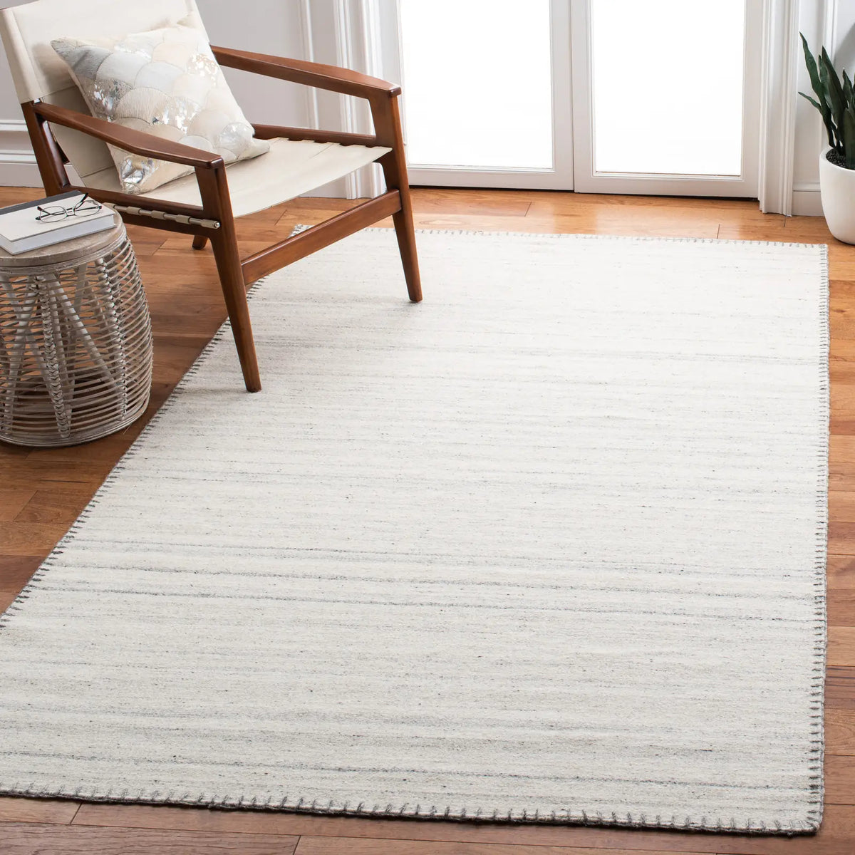 Safavieh Kilim 4'-0" x 6'-0" Rug in Beige / Light Grey