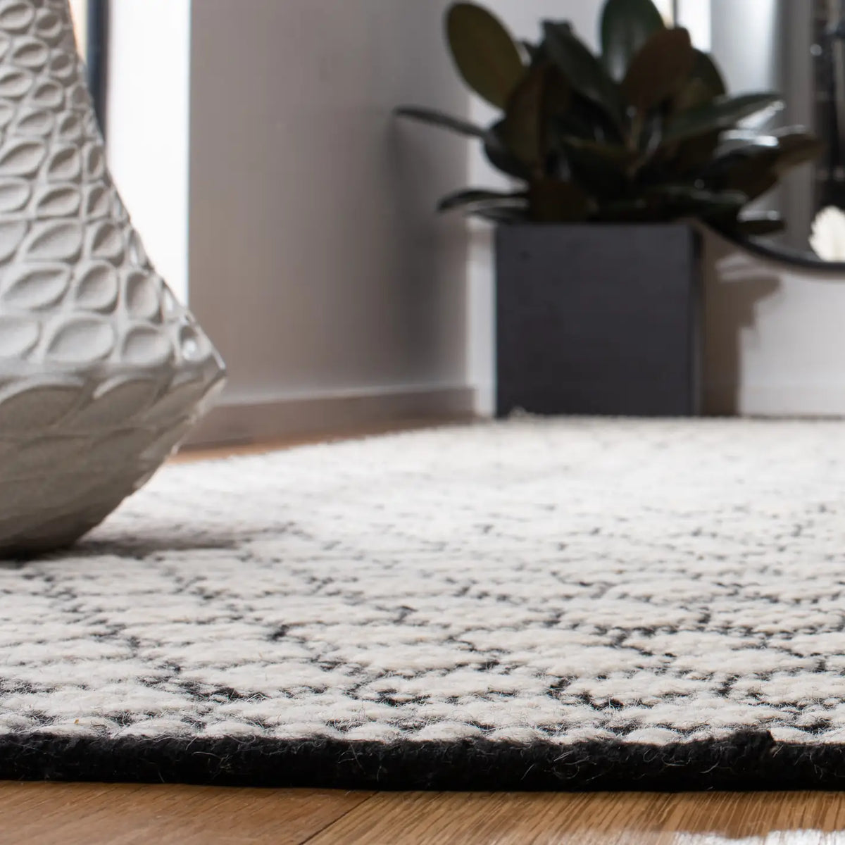 Safavieh Kilim 4'-0" x 6'-0" Rug in Black / Ivory