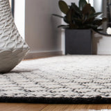 Safavieh Kilim 4'-0" x 6'-0" Rug in Black / Ivory