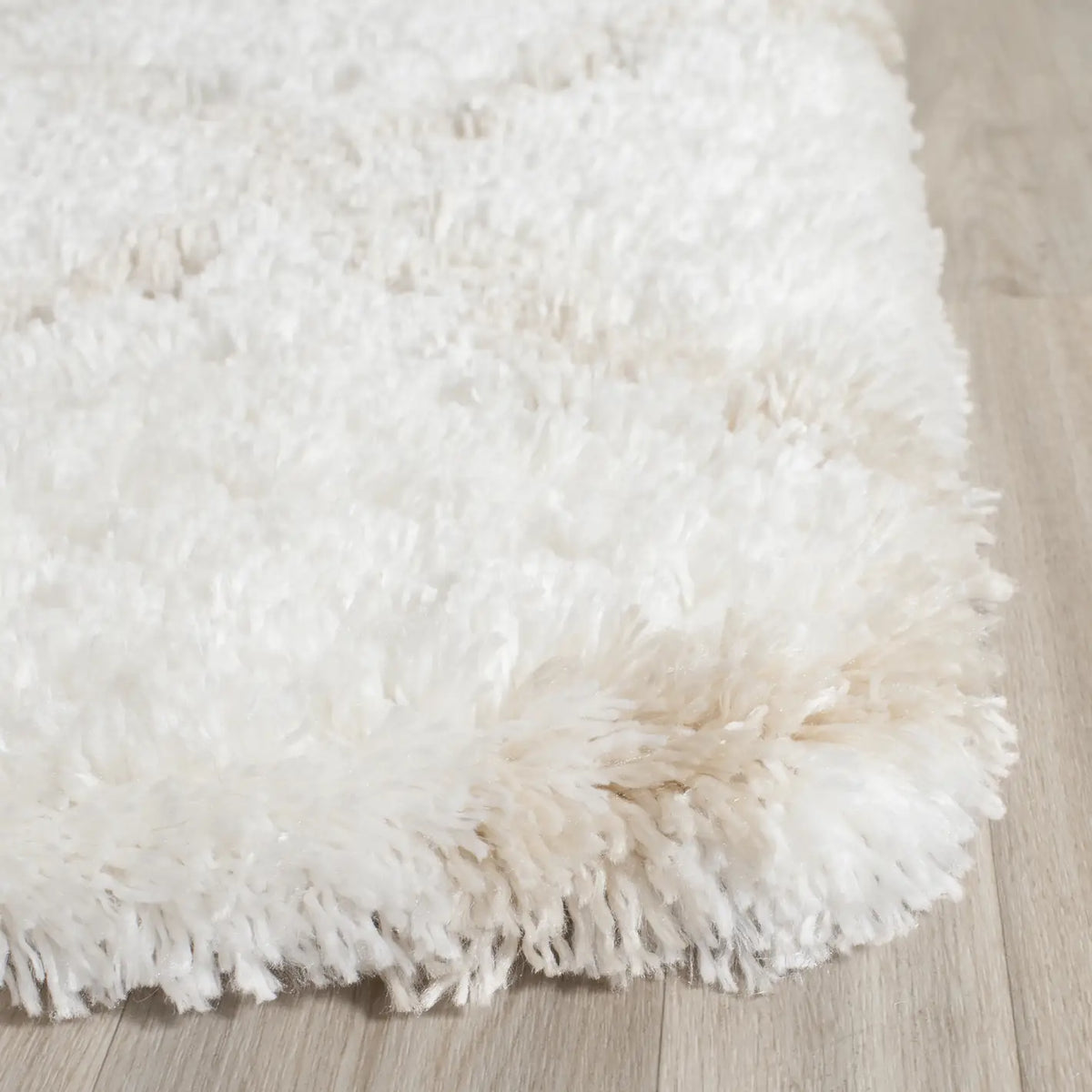 Safavieh Indie Shag 6'-7" x 9'-2" Rug in Ivory / Light Beige