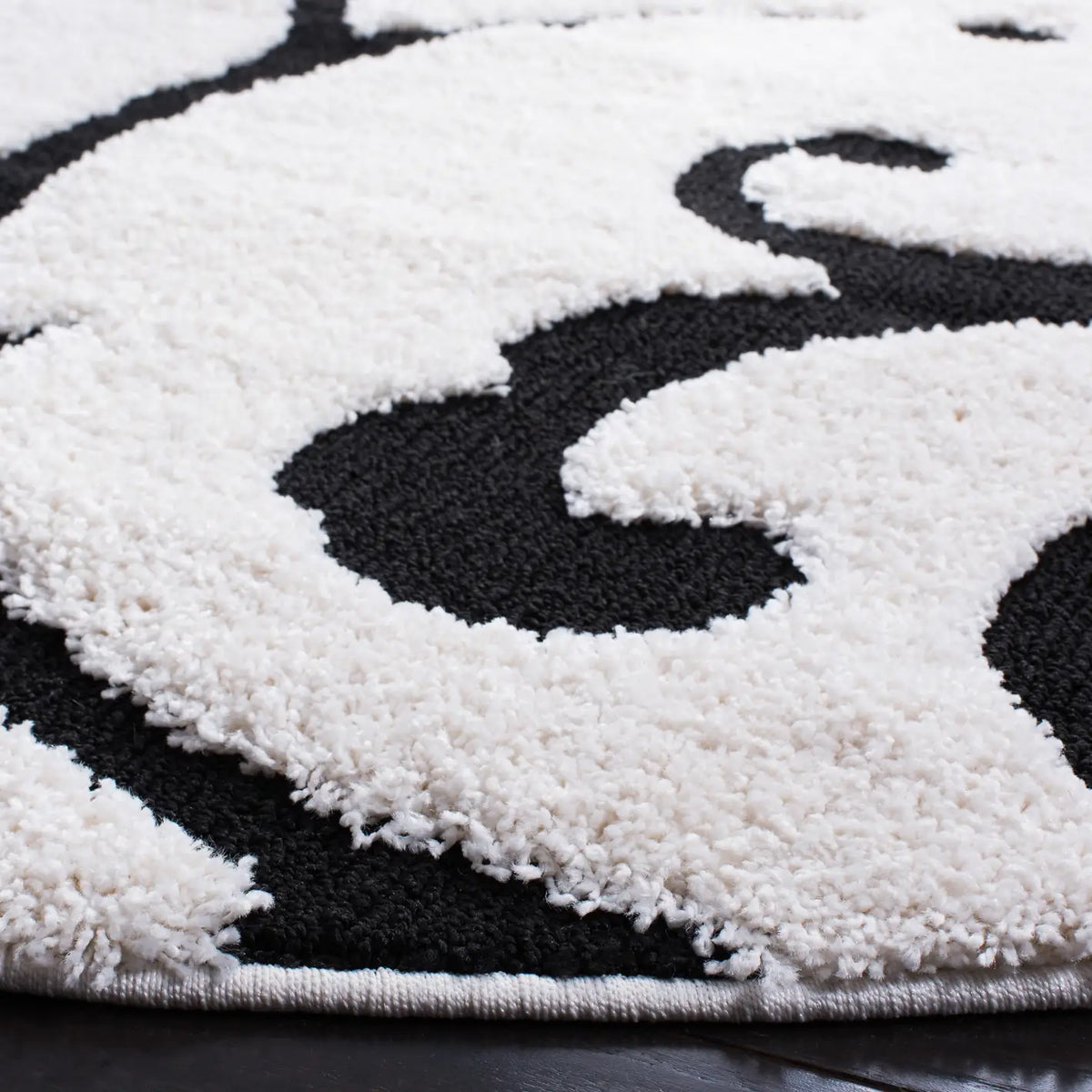 Safavieh Florida Shag 6'-7" x 6'-7" Rug in Ivory / Black