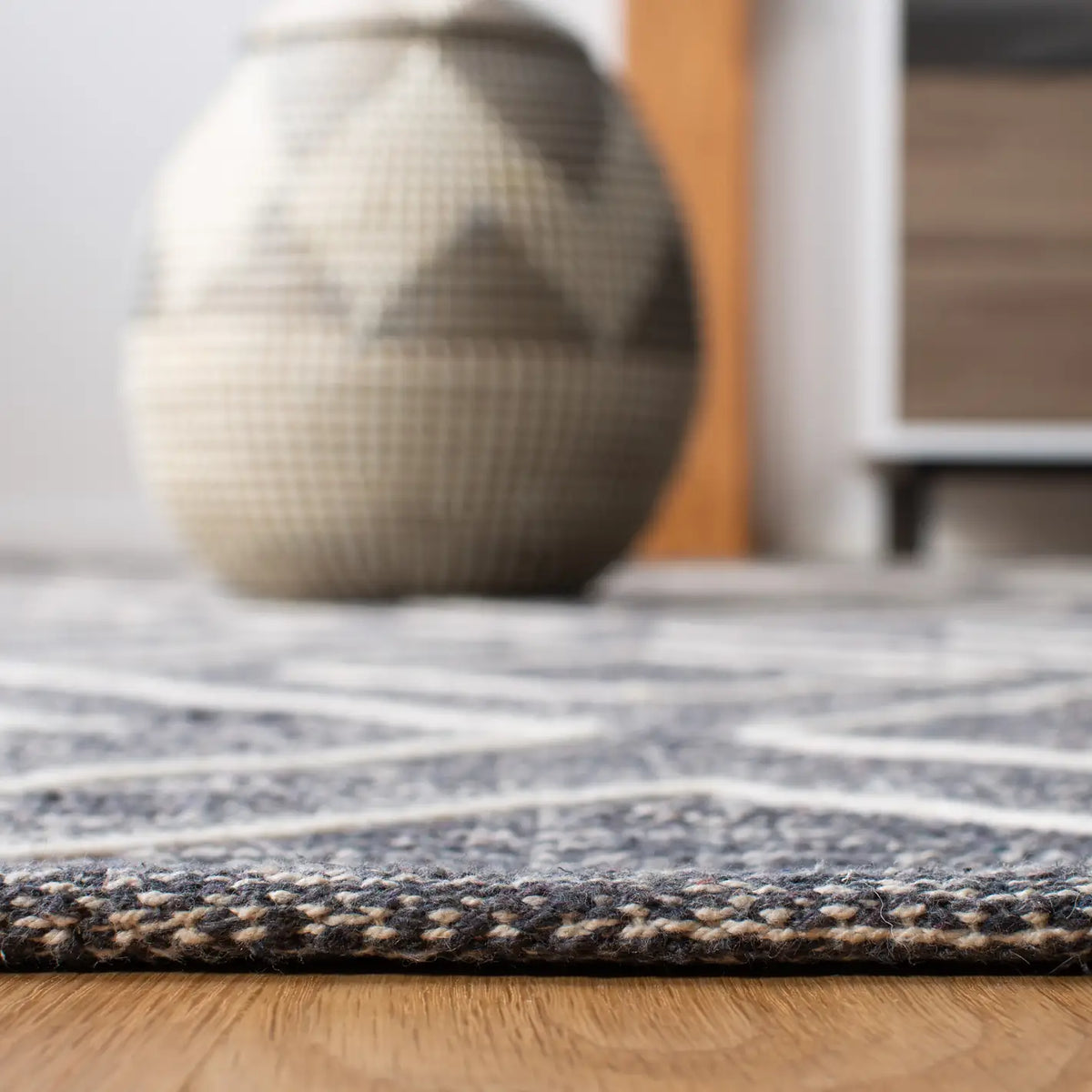 Safavieh Striped Kilim 4'-0" x 6'-0" Rug in Dark Grey