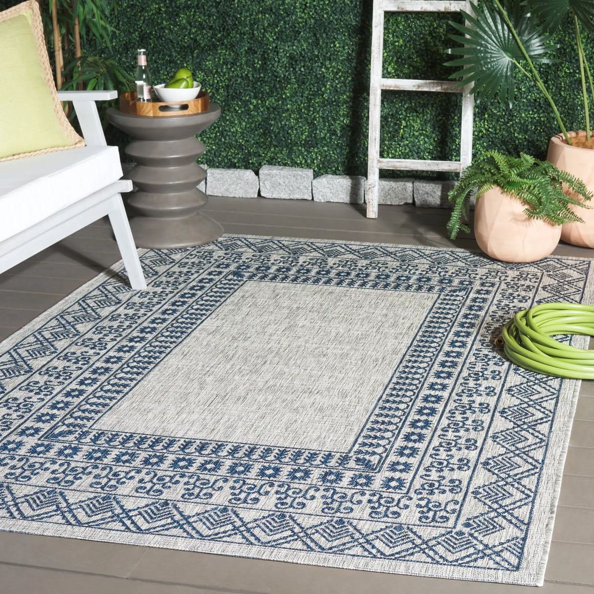 Safavieh Courtyard 5'-3" x 7'-7" Rug in Grey / Navy