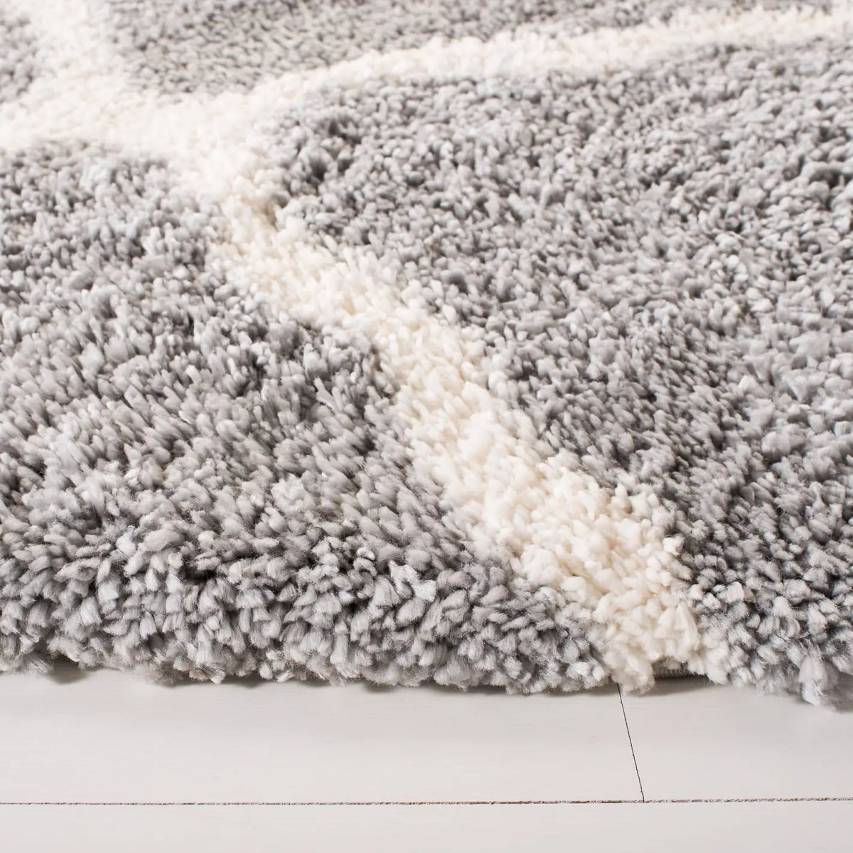 Safavieh Fontana Shag  800 5'-3" x 5'-3" Rug in Grey / Cream