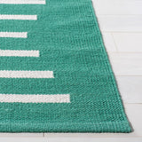 Safavieh Montauk 4'-0" x 6'-0" Rug in Dark Green / Ivory