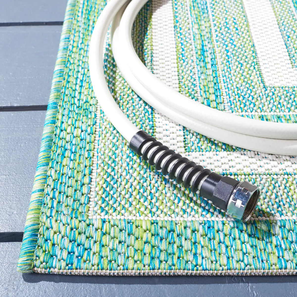 Safavieh Courtyard 4'-0" x 5'-7" Rug in Ivory / Green