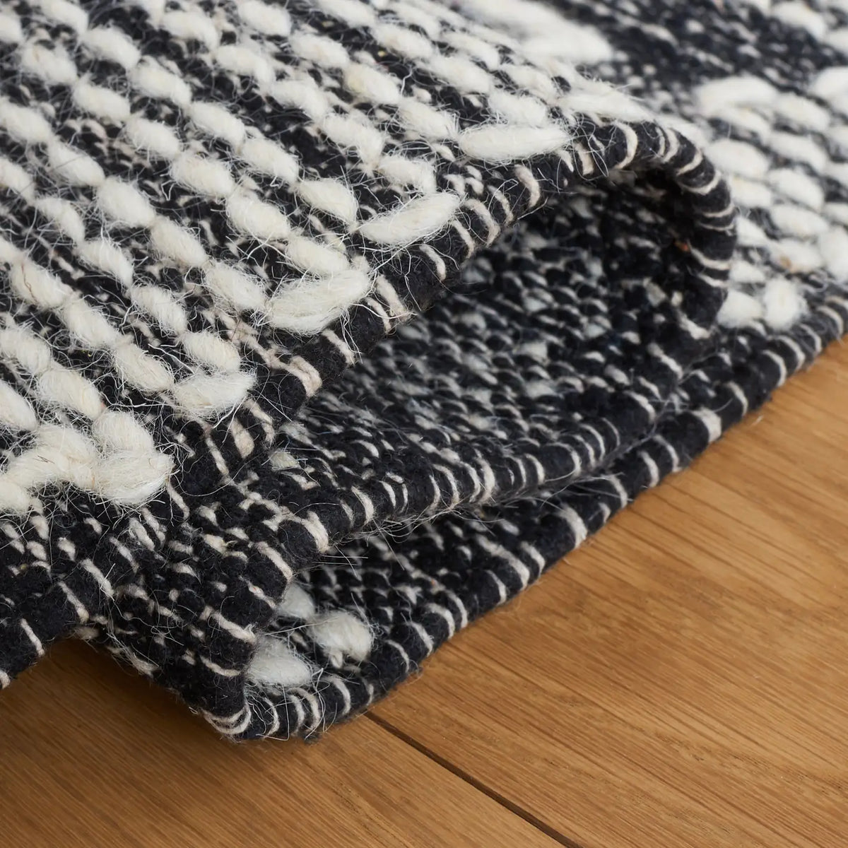 Safavieh Kilim 4'-0" x 6'-0" Rug in Ivory / Black