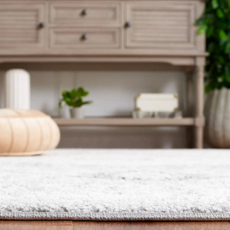 Safavieh Layla 4'-5" x 6'-5" Rug in Ivory Grey / Charcoal