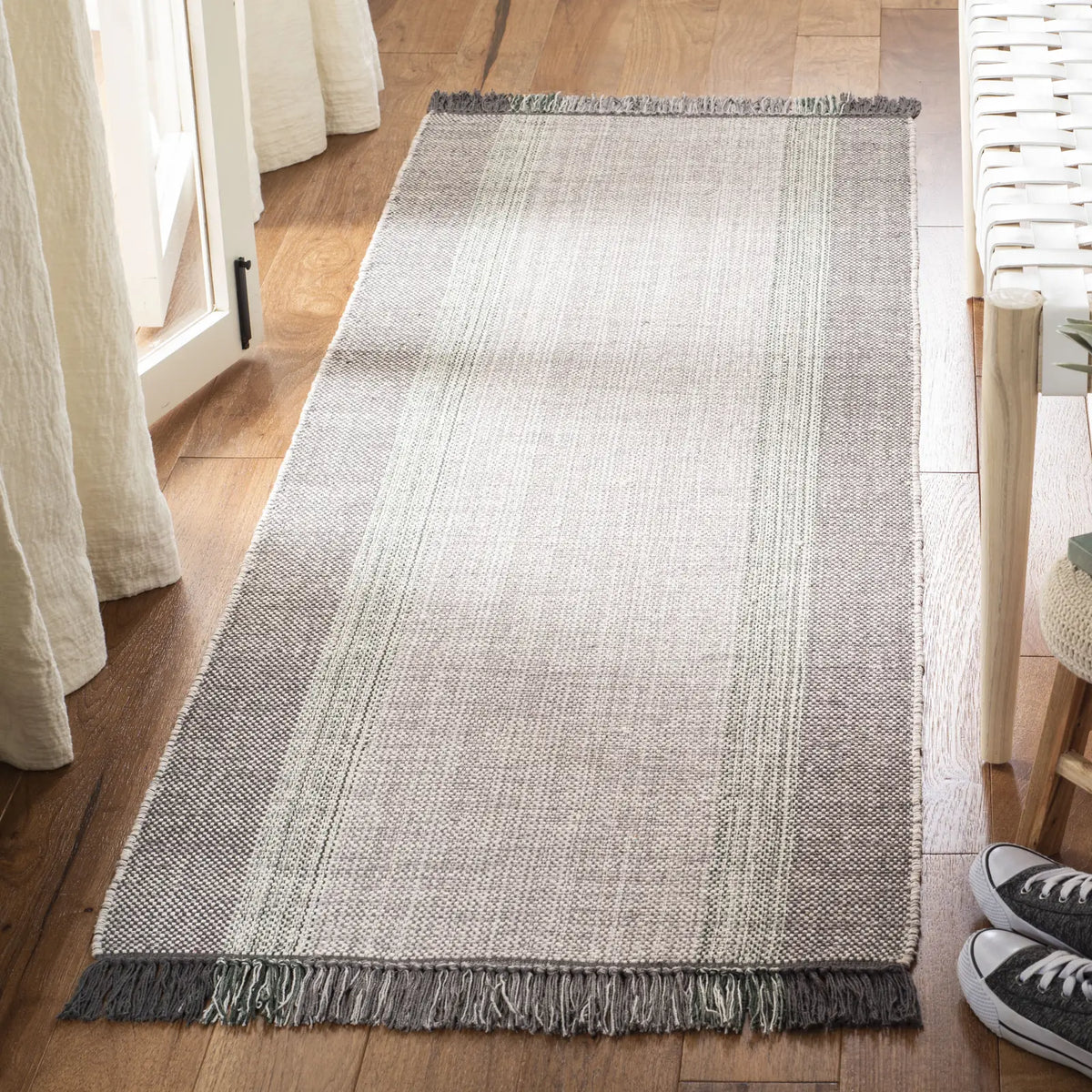 Safavieh Montauk 2'-3" x 6'-0" Rug in Green / Grey