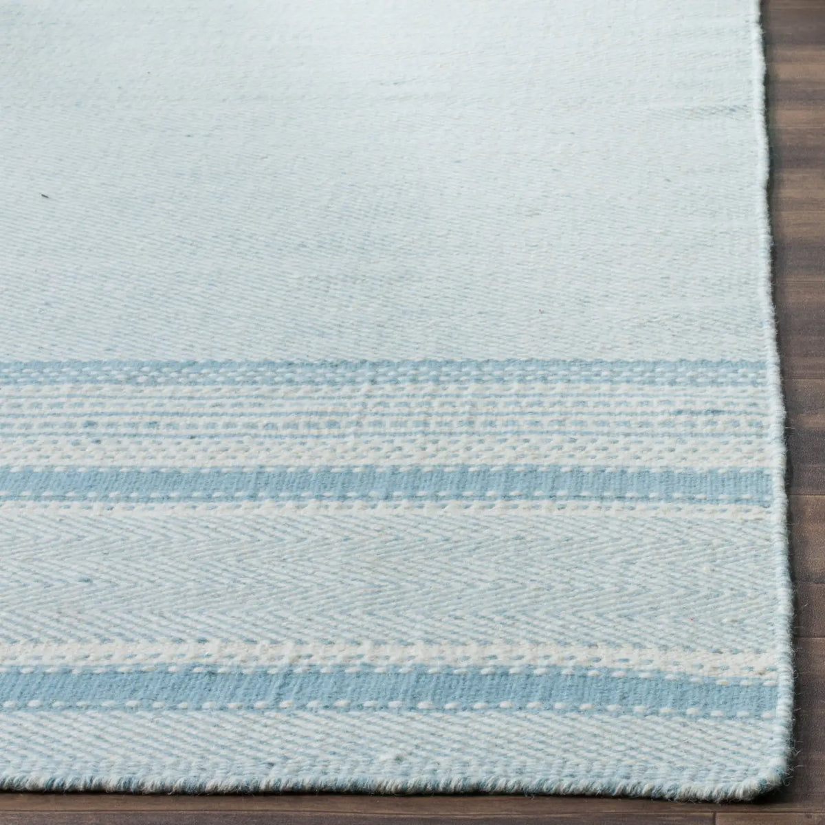 Safavieh Kilim 4'-0" x 6'-0" Rug in Light Blue / Ivory