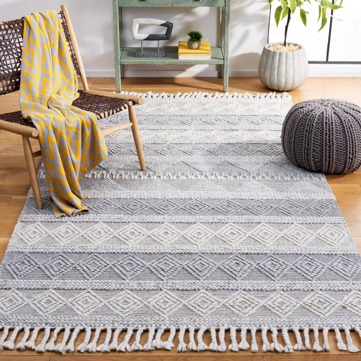 Safavieh Natura 5'-0" x 8'-0" Rug in Silver