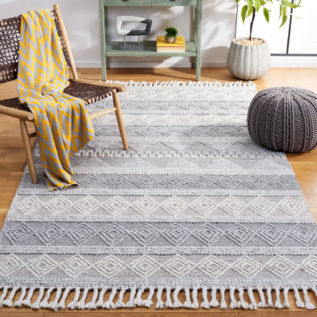 Safavieh Natura 5'-0" x 8'-0" Rug in Silver
